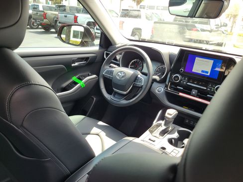 Used 2026 Toyota Highlander XLE image 14