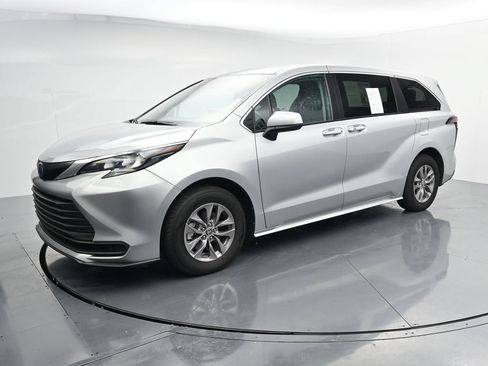Used 2024 Toyota Sienna LE FWD image 4