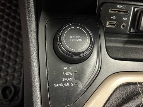 Used 2016 Jeep Cherokee Latitude w/ Cold Weather Group AWD/4WD image 28