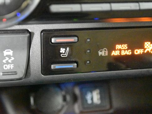 Used 2024 Toyota RAV4 Limited image 30