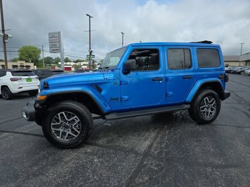 Used 2025 Jeep Wrangler Unlimited Sahara w/ Safety Group AWD/4WD image 3