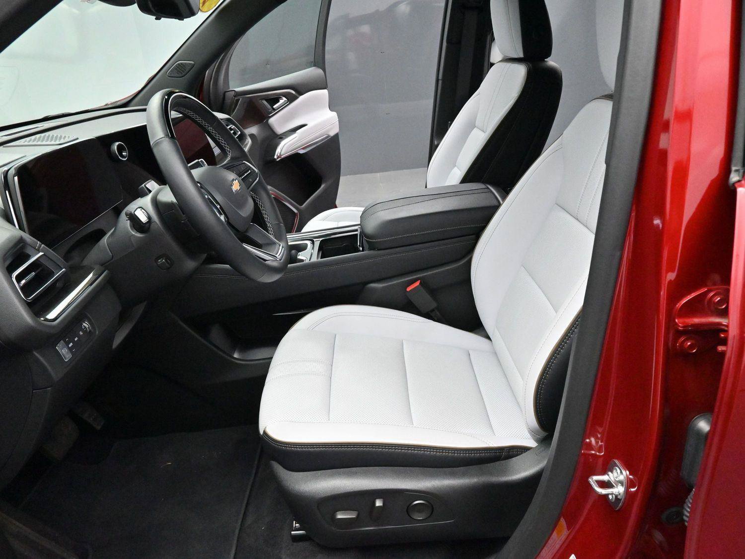 Used 2025 Chevrolet Traverse High Country AWD/4WD image 15