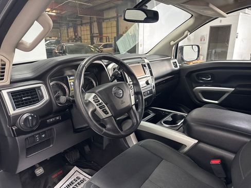 Used 2018 Nissan Titan SV w/ SV Convenience Package image 6