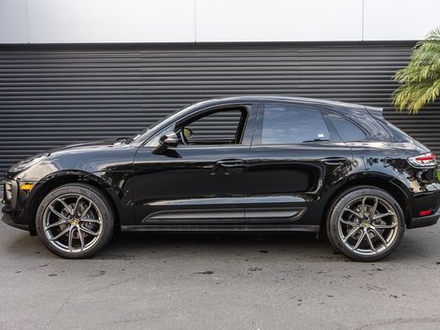 Certified 2022 Porsche Macan image 2