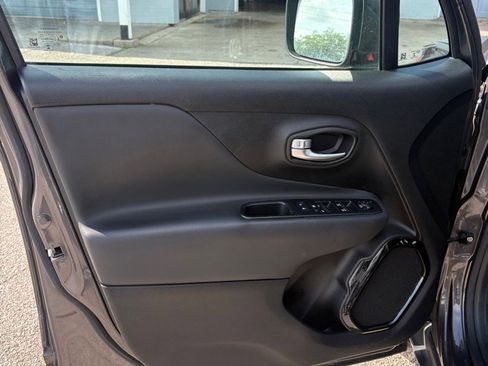 Used 2018 Jeep Renegade Altitude FWD image 23