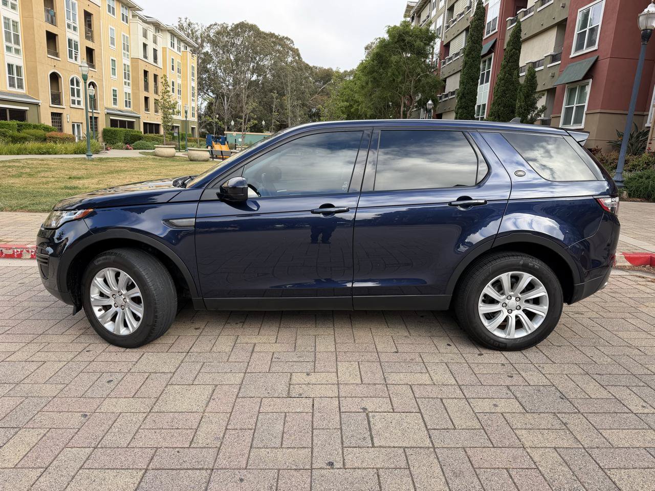 Used 2016 Land Rover Discovery Sport SE AWD/4WD image 4