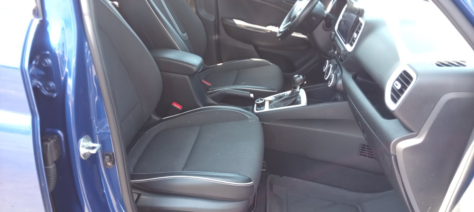 Used 2022 Hyundai Venue Limited FWD image 25