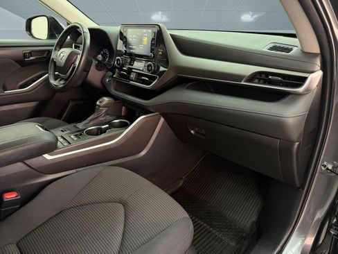 Used 2022 Toyota Highlander LE FWD image 21