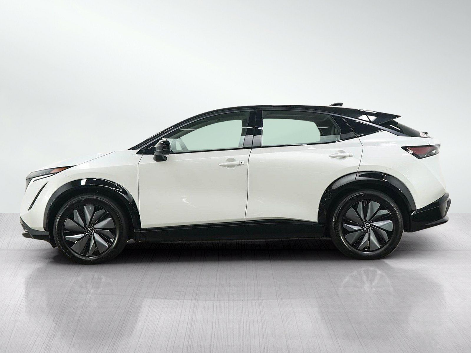 Used 2023 Nissan Ariya AWD image 2