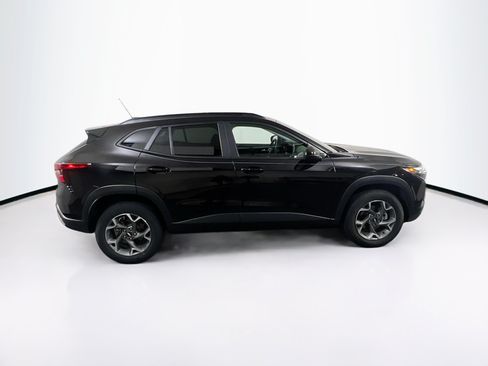 Used 2025 Chevrolet Trax LT w/ LT Convenience Package FWD image 4