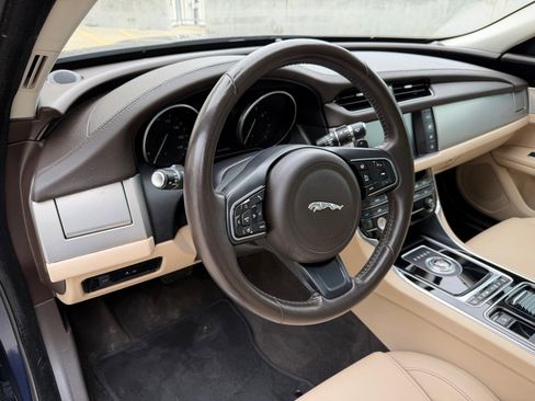 Used 2018 Jaguar XF Premium image 11