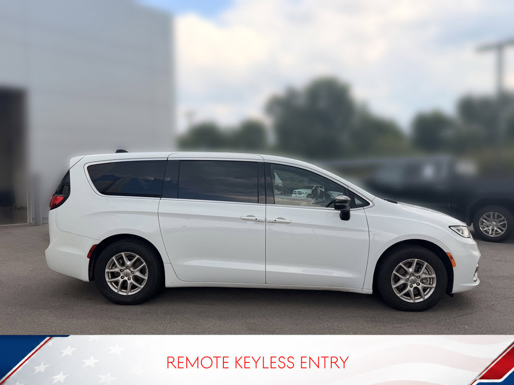 Used 2024 Chrysler Pacifica Touring FWD image 4