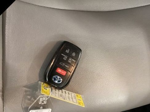 Used 2025 Toyota Sienna XLE FWD image 26