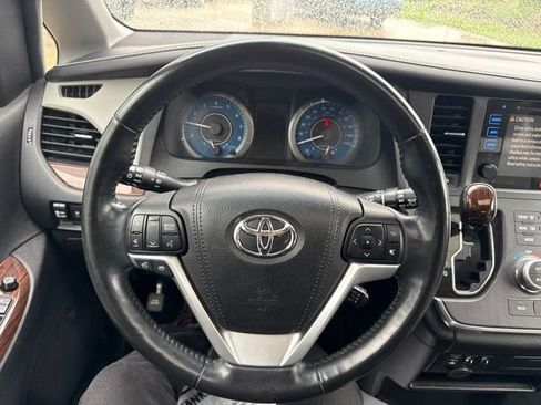 Used 2017 Toyota Sienna Limited AWD/4WD image 14