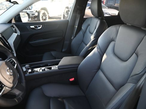 Used 2025 Volvo XC60 B5 Plus image 5