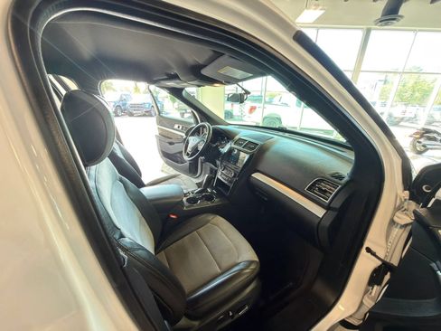 Used 2017 Ford Explorer XLT w/ Equipment Group 202A AWD/4WD image 20