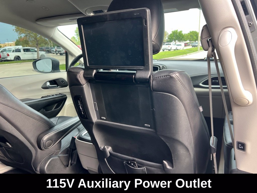 Used 2022 Chrysler Pacifica Touring-L w/ Uconnect Theater Family Group FWD image 21