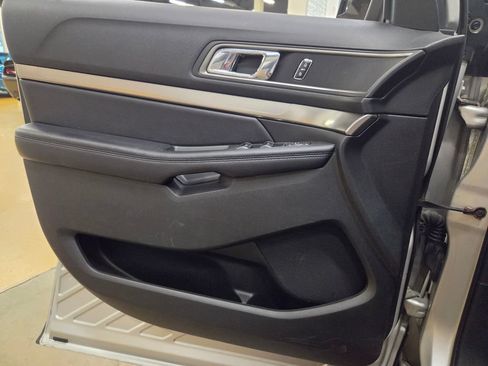 Used 2018 Ford Explorer XLT w/ Equipment Group 202A AWD/4WD image 10