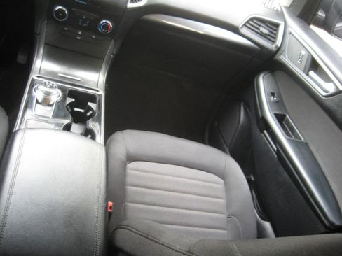 Used 2019 Ford Edge SE image 15