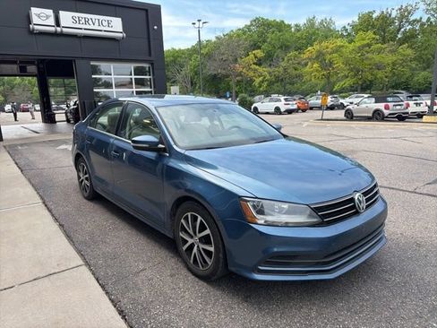 Used 2017 Volkswagen Jetta SE FWD image 3