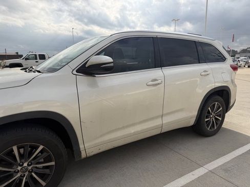 Used 2017 Toyota Highlander XLE image 3