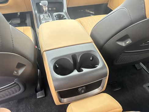 Used 2024 Kia Carnival LX image 16