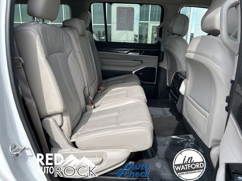 Used 2023 Jeep Wagoneer 4WD w/ Convenience Group I image 17