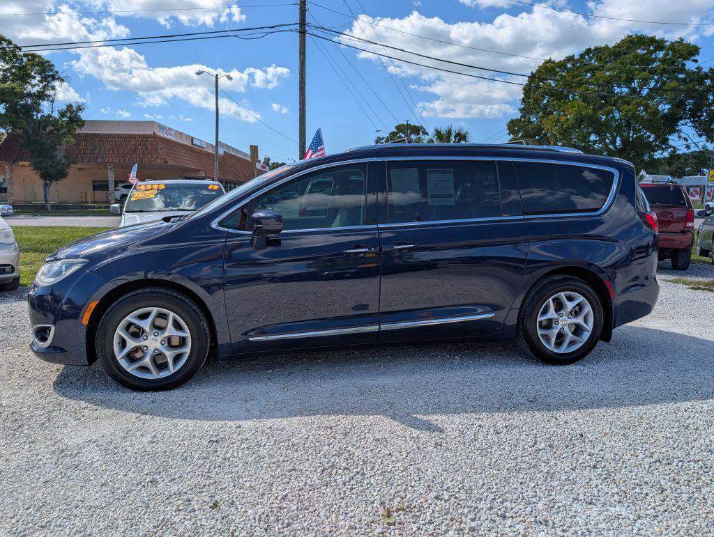 Used 2017 Chrysler Pacifica Touring-L Plus w/ Tire & Wheel Group FWD image 4