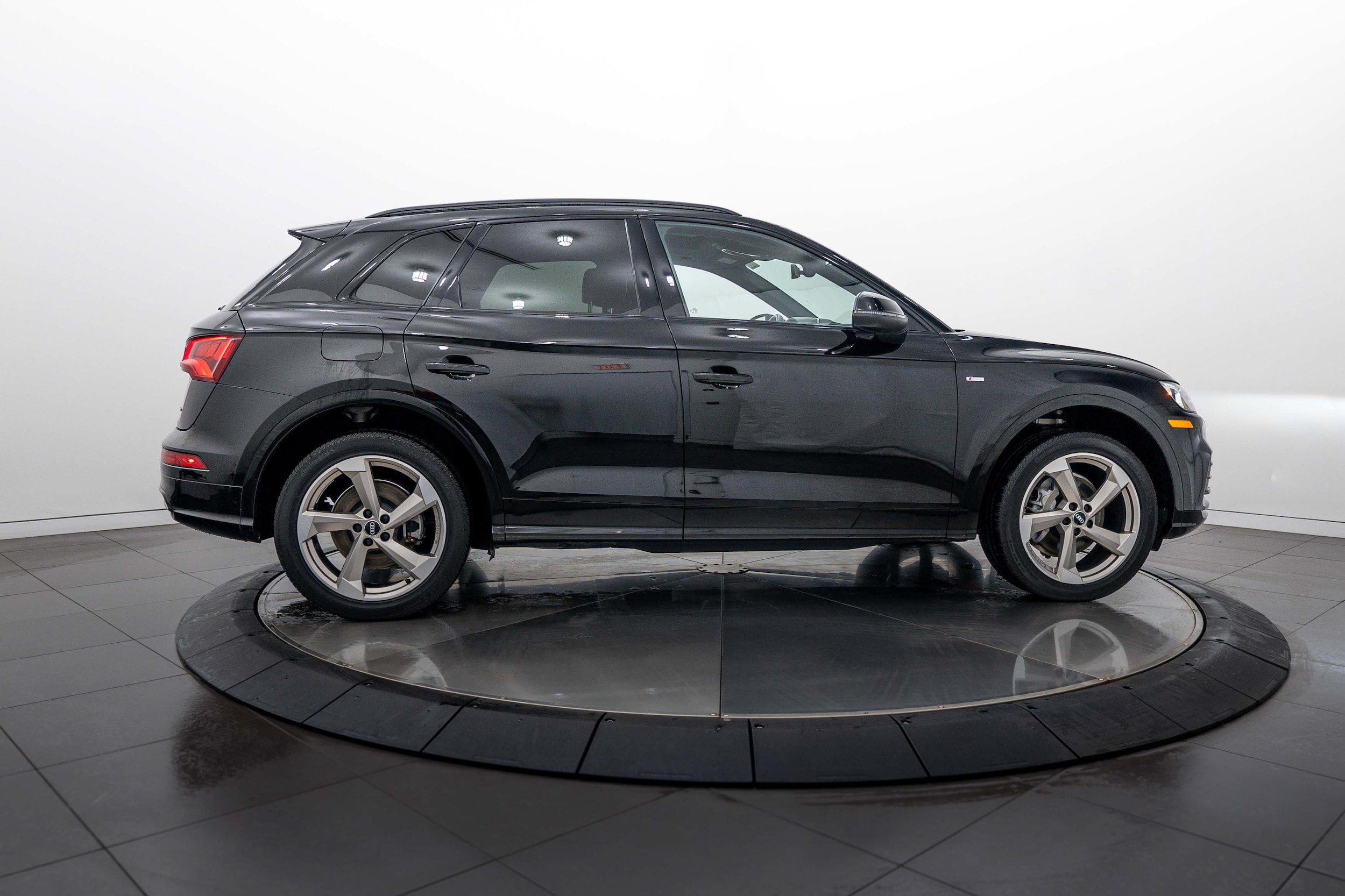 Used 2020 Audi Q5 2.0T Titanium Premium Plus w/ Premium Plus Package AWD/4WD image 3