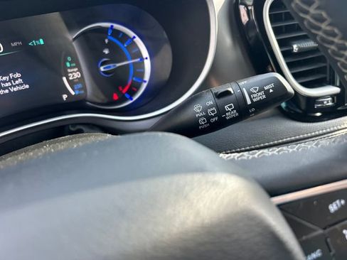 Used 2022 Chrysler Pacifica Touring-L image 15