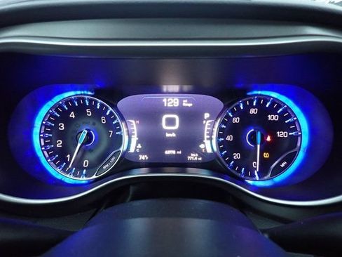 Used 2023 Chrysler Pacifica Touring-L FWD image 16