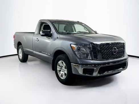 Used 2018 Nissan Titan SV image 3