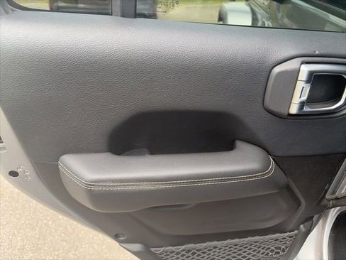 Used 2019 Jeep Wrangler Unlimited Sahara image 12