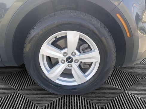 Used 2022 Kia Sorento LX image 9