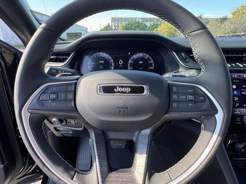 Used 2025 Jeep Grand Cherokee L Limited w/ Luxury Tech Group II AWD/4WD image 18