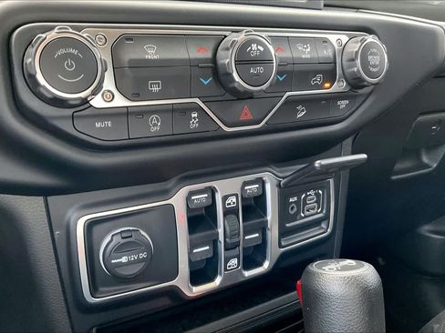 Used 2019 Jeep Wrangler Unlimited Sahara w/ Uconnect 4C Nav & Sound Group AWD/4WD image 31