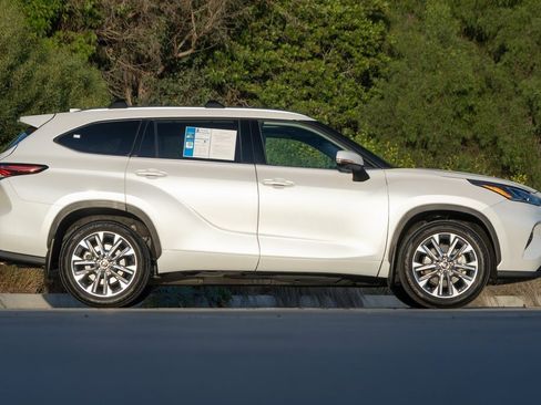 Used 2024 Toyota Highlander Limited image 11