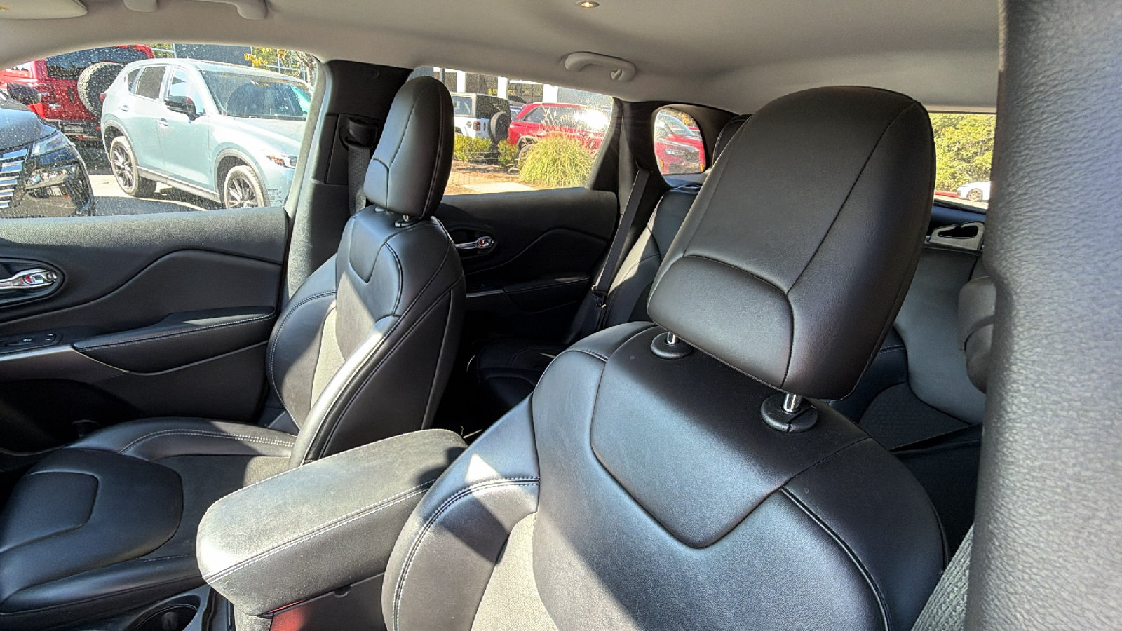 Used 2019 Jeep Cherokee Latitude Plus AWD/4WD image 17