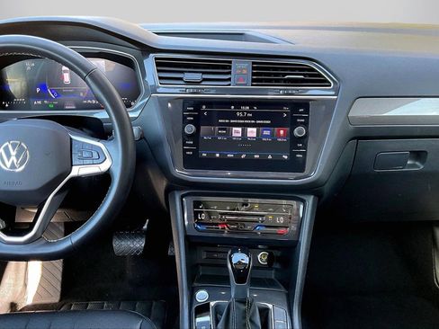 Used 2024 Volkswagen Tiguan SE image 12