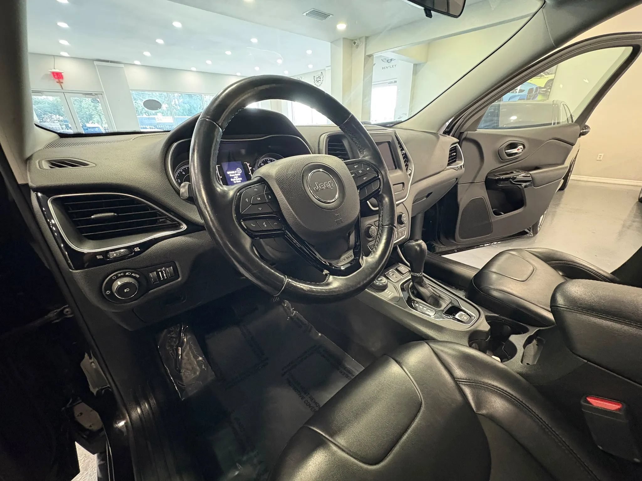 Used 2020 Jeep Cherokee Latitude Plus AWD/4WD image 9