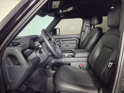 Used 2025 Land Rover Defender 130 X-Dynamic SE image 12