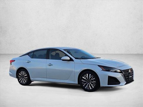 Used 2023 Nissan Altima 2.5 SV image 3