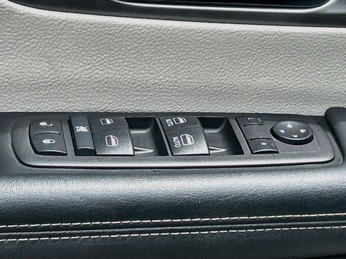 Used 2024 Chrysler Pacifica Touring-L FWD image 25