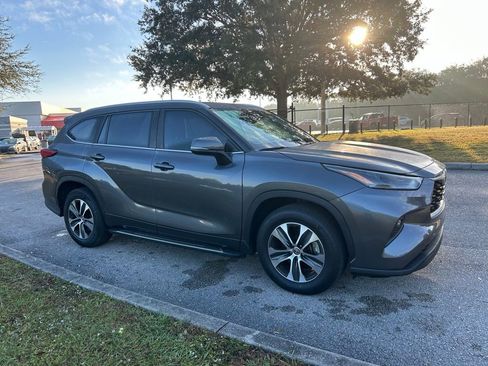 Certified 2023 Toyota Highlander XLE image 7