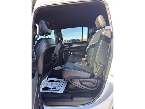 Used 2025 Jeep Wagoneer 4WD image 12