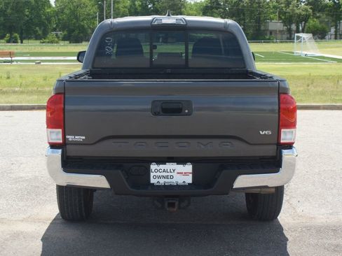 Used 2017 Toyota Tacoma SR5 w/ Tow Package RWD image 3