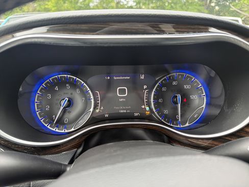 Used 2024 Chrysler Pacifica Limited FWD image 37