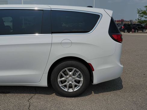 Used 2026 Chrysler Pacifica Select FWD image 12