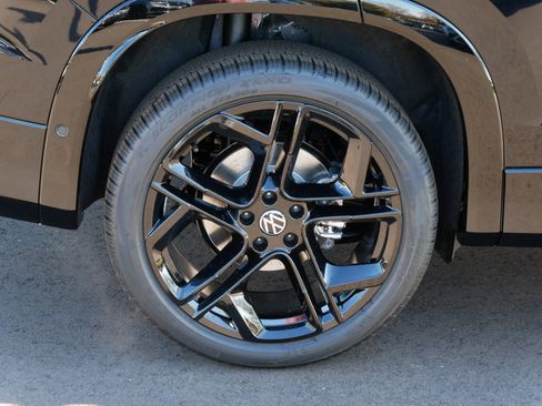 New 2026 Volkswagen Tiguan SE R-Line image 5