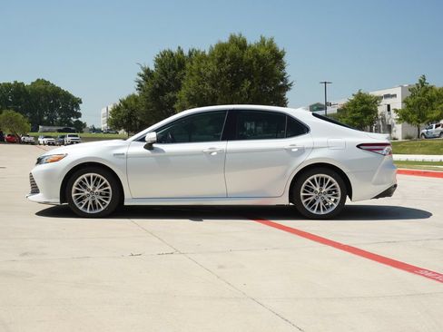 Used 2020 Toyota Camry XLE FWD image 2